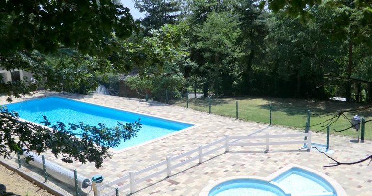 Piscine ouverte de juin à fin août de 6mx18m, prof. 0.80 à 2m, pataugeoire 40cm, surveillée par un maitre nageur