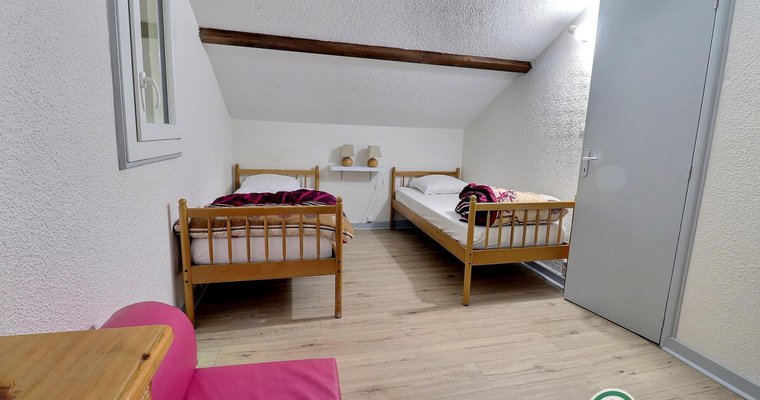 Chambre à l'étage, accessible par la mezzanine, avec 2 lits en 80