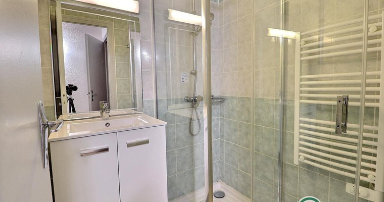 Salle d'eau avec douche