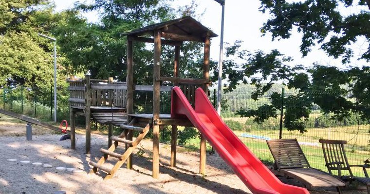 La cabane et son toboggan