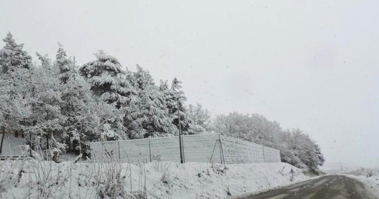 La neige s'accroche aux grilles du terrain de tennis !
