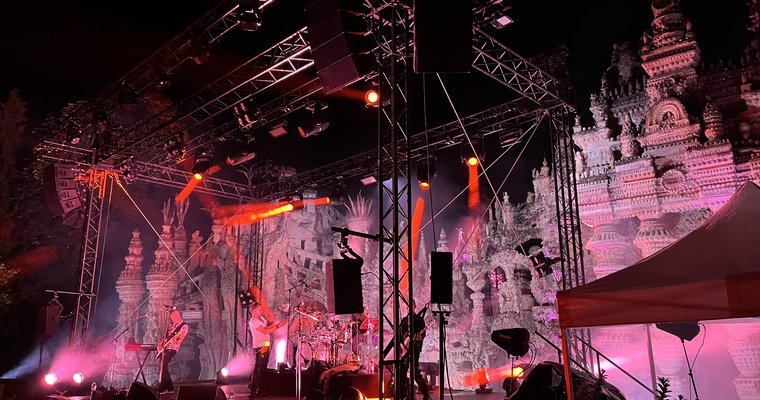 Photo du palais illuminé pendant un concert