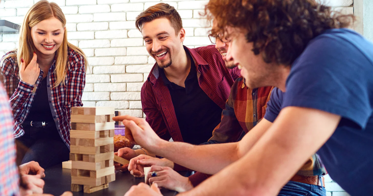 Jeux de société pendant la soirée
