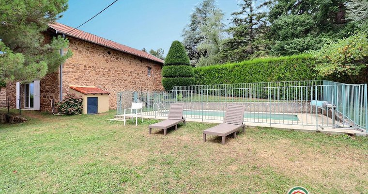 Piscine sécurisée dans le jardin