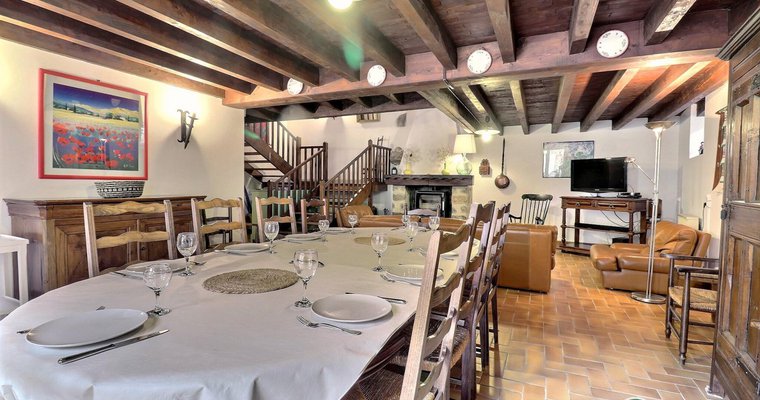 Espace repas dans le salon-séjour