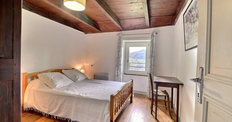 Chambre à l'étage avec lit en 140