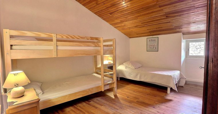 Chambre à l'étage avec lits superposés et lit en 90