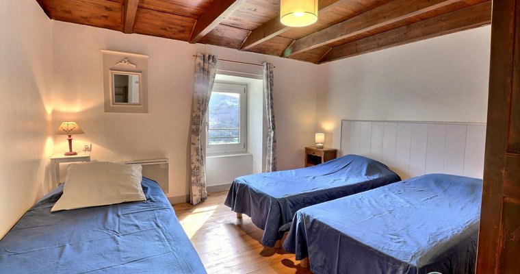 Chambre à l'étage avec 3 lits 90