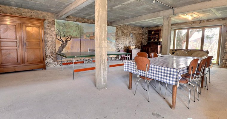 Grange au rez-de-chaussée mis à disposition gratuitement. Avec table de ping-pong et baby foot