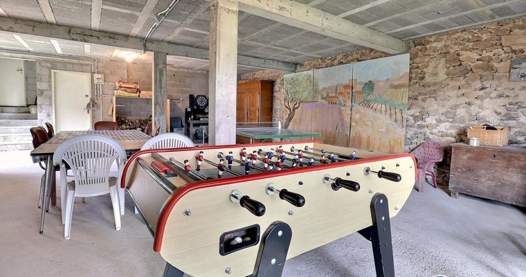 Grange au rez-de-chaussée mis à disposition gratuitement. Avec table de ping-pong et baby foot