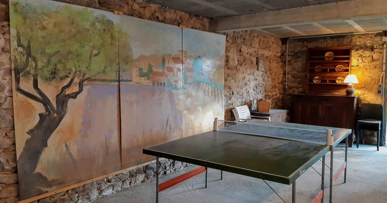 Grange rez-de-chaussée mis à disposition gratuitement. Avec table de ping-pong et baby foot
