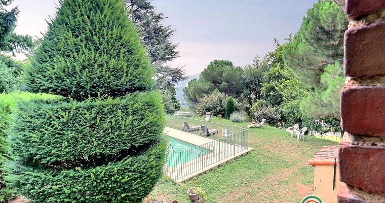 Piscine sécurisée dans le jardin